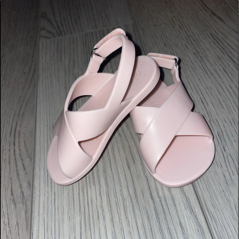 SOLD 😊 light pink old navy sandals☀️ new w/o tags
